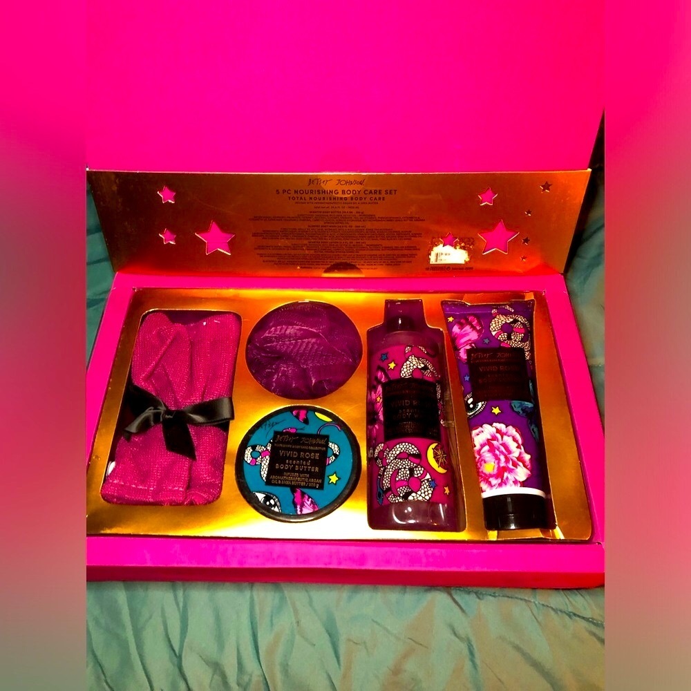 🌺🎀🍬Betsey Johnson Purple/ Magenta Body Wash Collection🎀🍬🌺